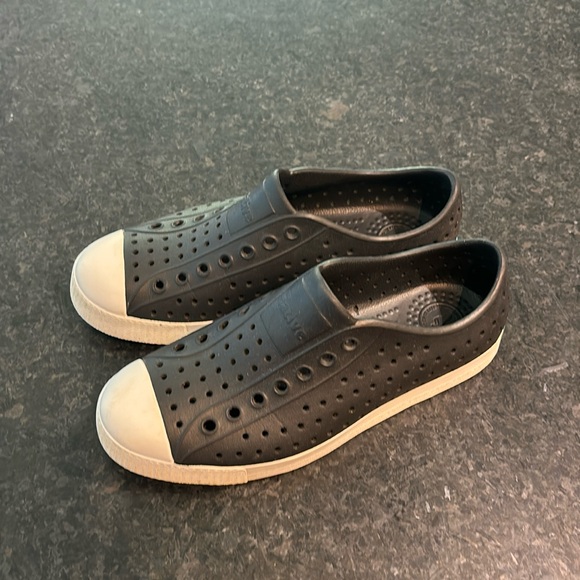 GENTLY Worn junior NATIVE JEFFERSON SHOES . - Picture 4 of 7